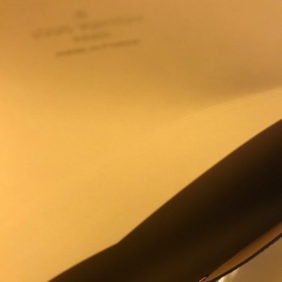 Louis Vuitton - Picture 8 of 10